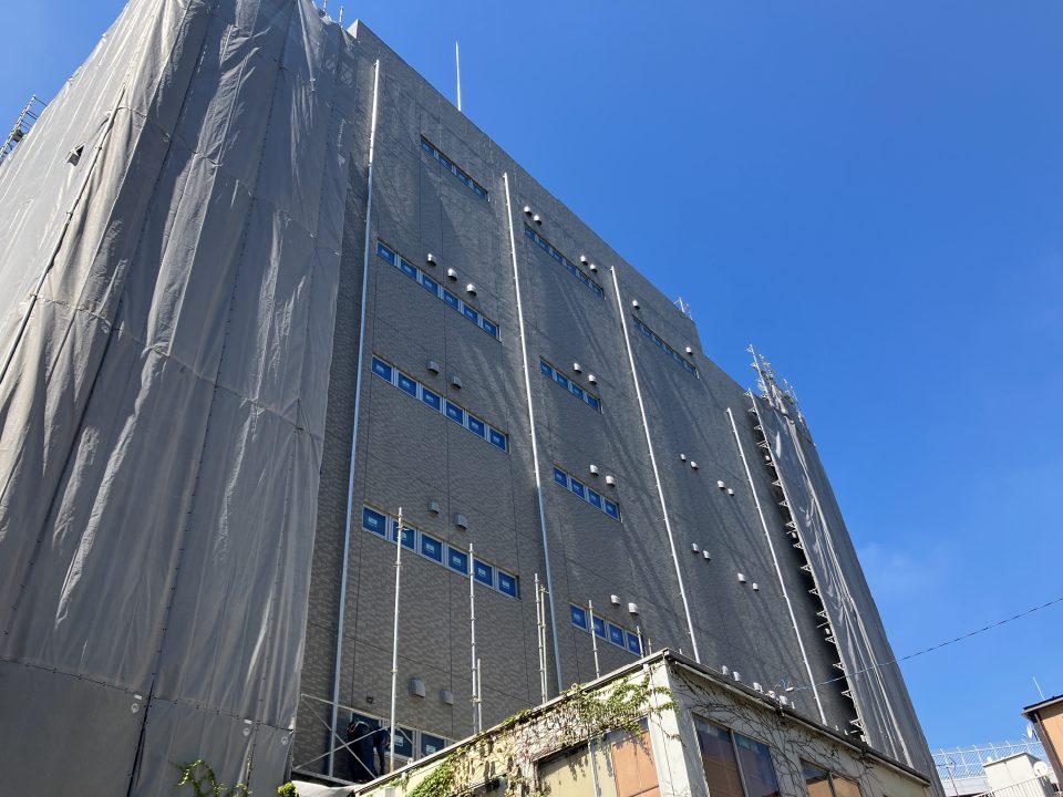 【柏市末広町事務所ビル】社名サイン(会社ロゴ)が取り付けられました！