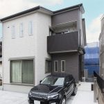 バルコニーにルーバーフェンスを設置。スタイリッシュなデザインは、プライバシーにも配慮しています。