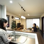 キッチンからはリビングや和室を見渡すことができ、家族とのコミュニケーションがとりやすいようになっています。
