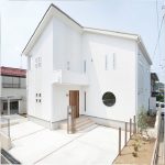 丸窓や小窓をアクセントにあしらった、清潔感のある白色の外観です。