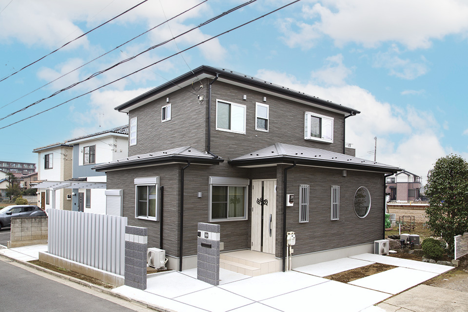 偶然見かけたサイディングに惚れ込み、採用した外壁。丸窓がアクセント。