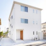 石調サイディングの外観は、木の扉を設えることで温かみを感じさせます。