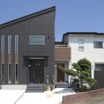 2戸の古家を建て替え2世帯住宅を新築しました。どの角度から見ても均整が取れたモダンな外観です。