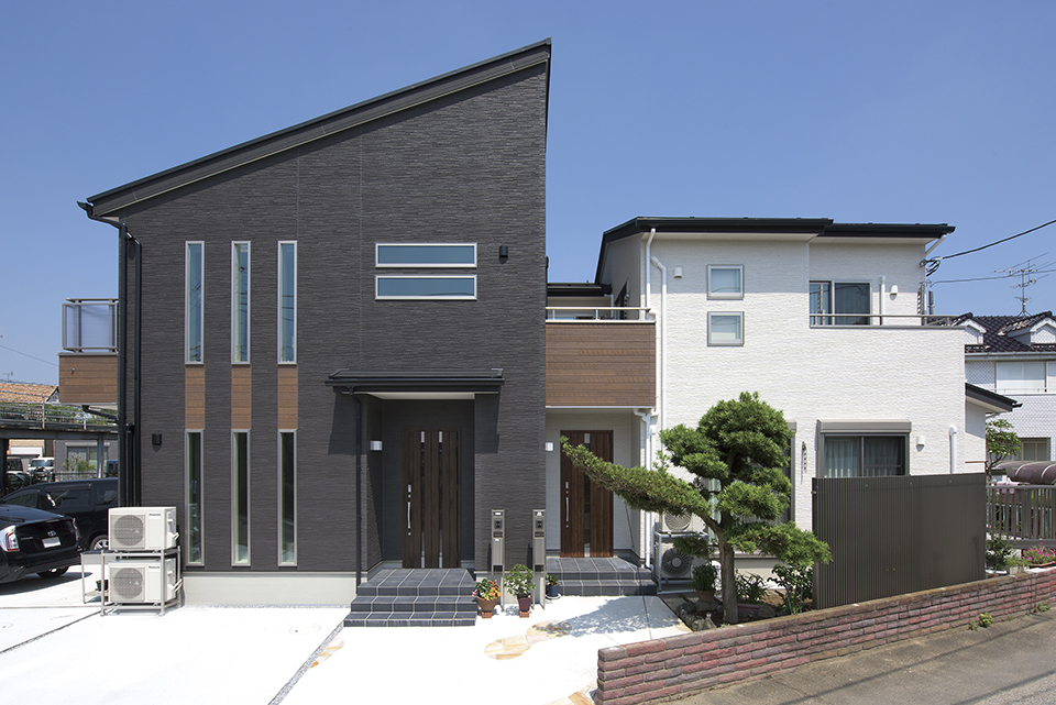 2戸の古家を建て替え2世帯住宅を新築しました。どの角度から見ても均整が取れたモダンな外観です。