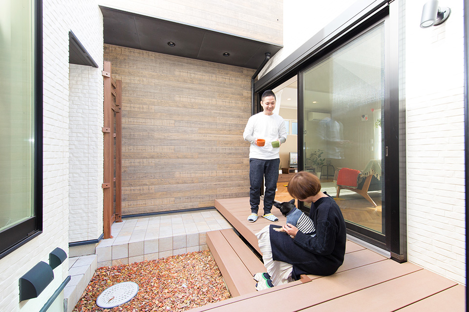 建物の中心に中庭があることで、各空間に光が入りやすくなるうえ、人目を気にせず外でくつろげる空間となります。