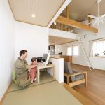 リビングに隣接する畳の小上がりは、ご主人のPCコーナー兼お子様のお昼寝スペースとして活用。