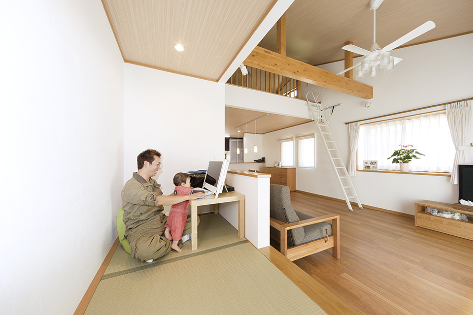 リビングに隣接する畳の小上がりは、ご主人のPCコーナー兼お子様のお昼寝スペースとして活用。