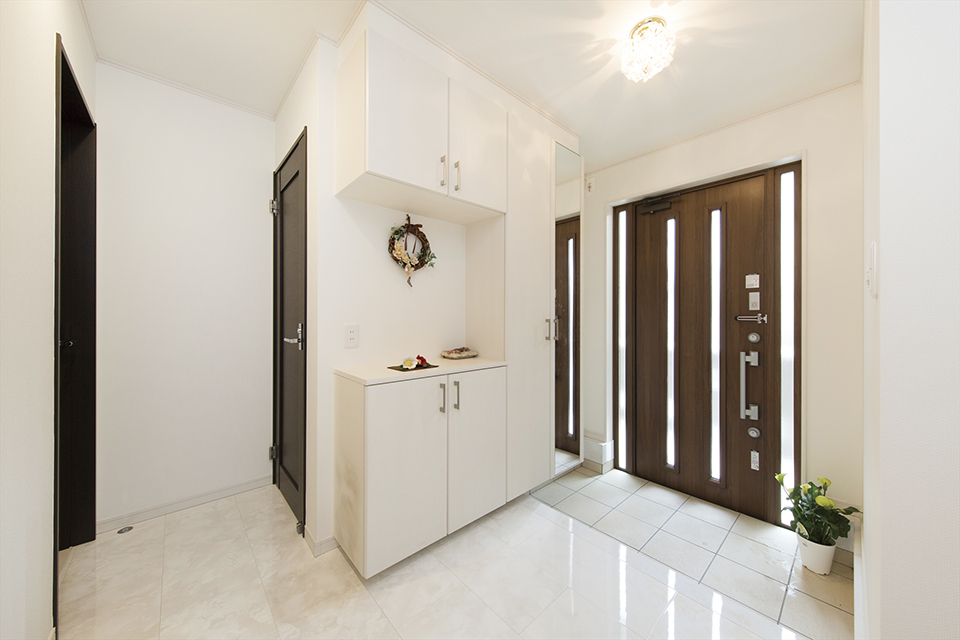 親世帯の玄関。白を基調とした清潔感のあるデザイン