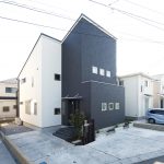 太陽光パネルを設置するために屋根勾配をとりつつ正面からスクエアに見えるようにデザインし、スタイリッシュな外観となっています。