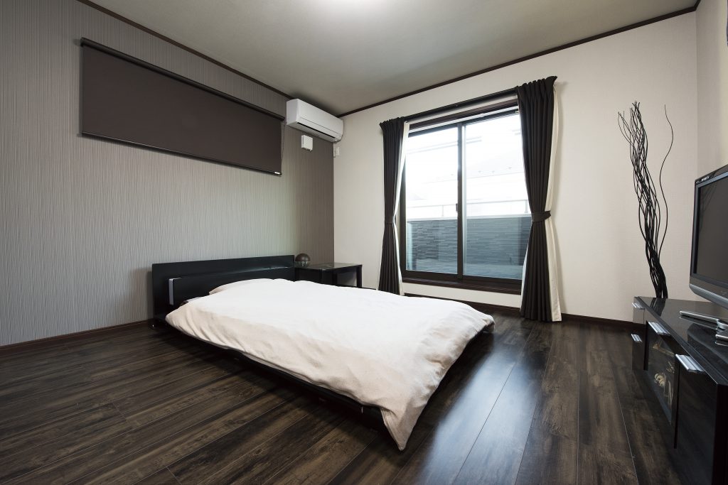 寝室として使用している洋室は、リビングと同じダークブラウンの幅広いフローリングを張り、落ち着いた雰囲気を演出しています。