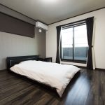 寝室として使用している洋室は、リビングと同じダークブラウンの幅広いフローリングを張り、落ち着いた雰囲気を演出しています。