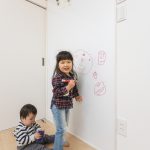 壁にホワイトボードを設置し、お子様が沢山お絵かきできるようになっています。