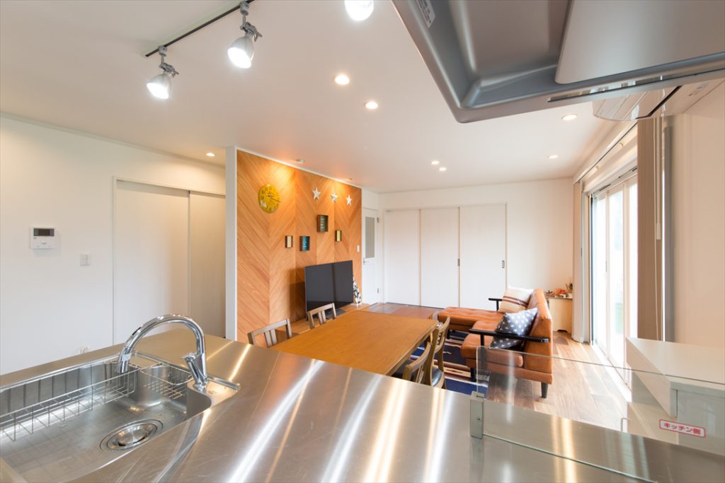 LDKが見渡せるオープンキッチンは、キッチンから和室までを見渡すことができる。
