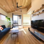 床と天井に同系色の木材を貼り、温かみのある空間を演出。2階リビングは明るく、床暖房で、足元からあたたか。