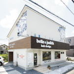 1階が美容室なので、2階居住エリアの窓は最小限にし、生活感を抑えた外観に