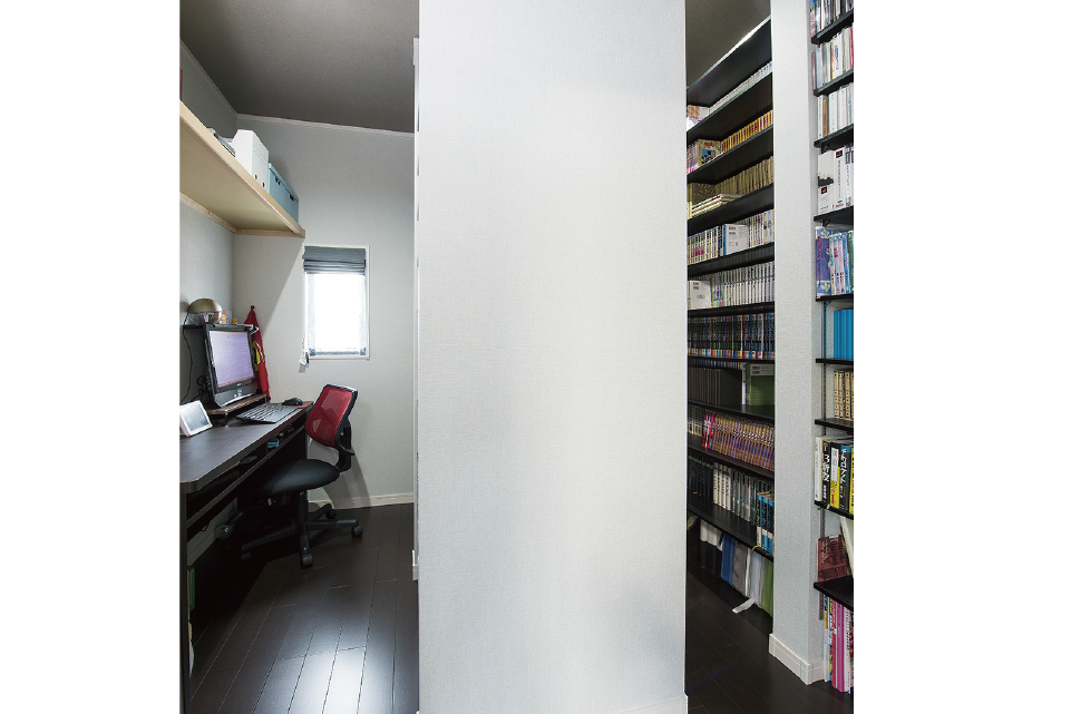 寝室に隣接された書斎は床を補強し、本の重量に耐えられるよう施工