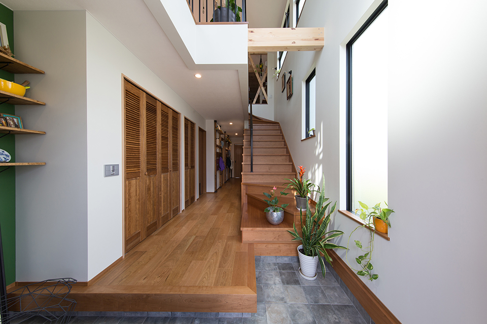 玄関と階段はスペースをしっかりと確保した設計になっている
