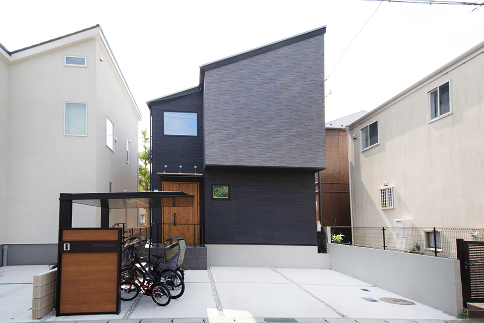 黒を基調としたスタイリッシュでかっこいい外観。駐車場も2台分を確保