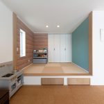 リビングに隣接したタタミコーナーは、引き出し収納付き。ブルーのクロスがアクセントカラーのリラックスできる空間を演出