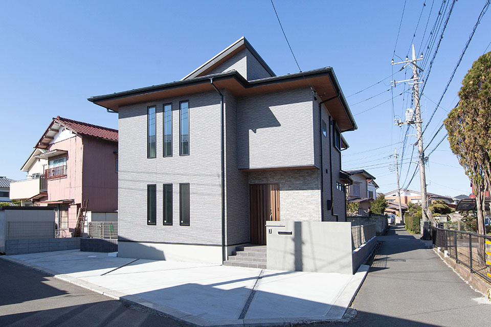 個性的な屋根が特徴的な外観。三法道路の敷地だからこそ、どこから見ても美しく見える計算されたデザイン