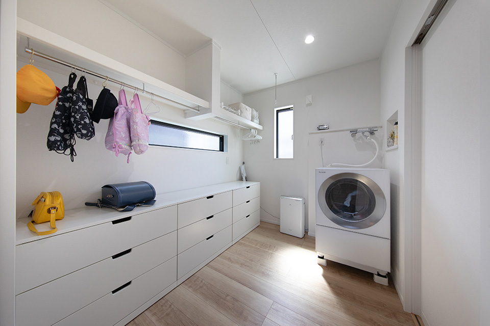 毎日の家事がラクになる。洗う・干す・しまうが1ヶ所で完結できる洗濯スペース