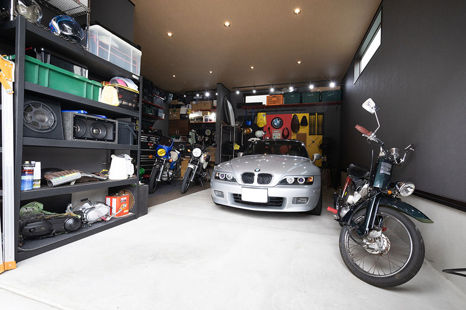 「車やバイクいじりはライフスタイル」と語るＫさま念願のガレージは約20畳の大空間