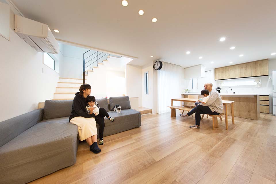 吹き抜けの階段ホールと三方に大きな窓を設け、明るく開放的 な空間に。