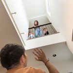 玄関ホール上は大きな吹き抜け。家族のコミュニケーションの場に
