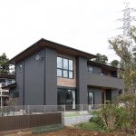 重厚で軒の出が長い寄棟屋根と立体感のある外壁