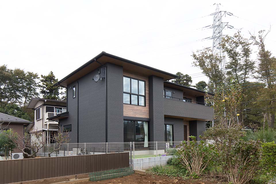 重厚で軒の出が長い寄棟屋根と立体感のある外壁