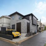 敷地に合わせた間口が広い建物を、外壁で変化をつけて立体感のある外観に
