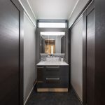 洗面所と脱衣所、トイレ前には前室を設け、利便性を高める間取り。