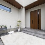 リゾートホテルのように整えられた玄関まわり。