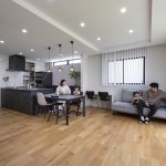 グレーやブラックの差し色に合わせ、ソファもグレーに。