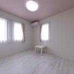 天井にアクセントクロスをあしらった子供部屋