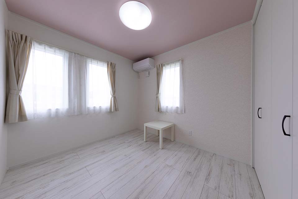 天井にアクセントクロスをあしらった子供部屋