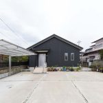 4台分の駐車スペースにはカーポートをかけて、雨の日の買い物も安心。