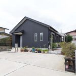 シンプルモダンな寄棟屋根の平屋です。