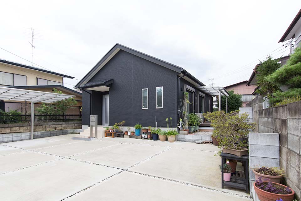 シンプルモダンな寄棟屋根の平屋です。