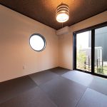 丸窓がアクセントの和洋室。琉球畳