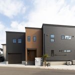 ガレージ前で雁行型と配色でメリハリのある外観に