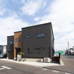 雁行型と配色でメリハリのある外観に