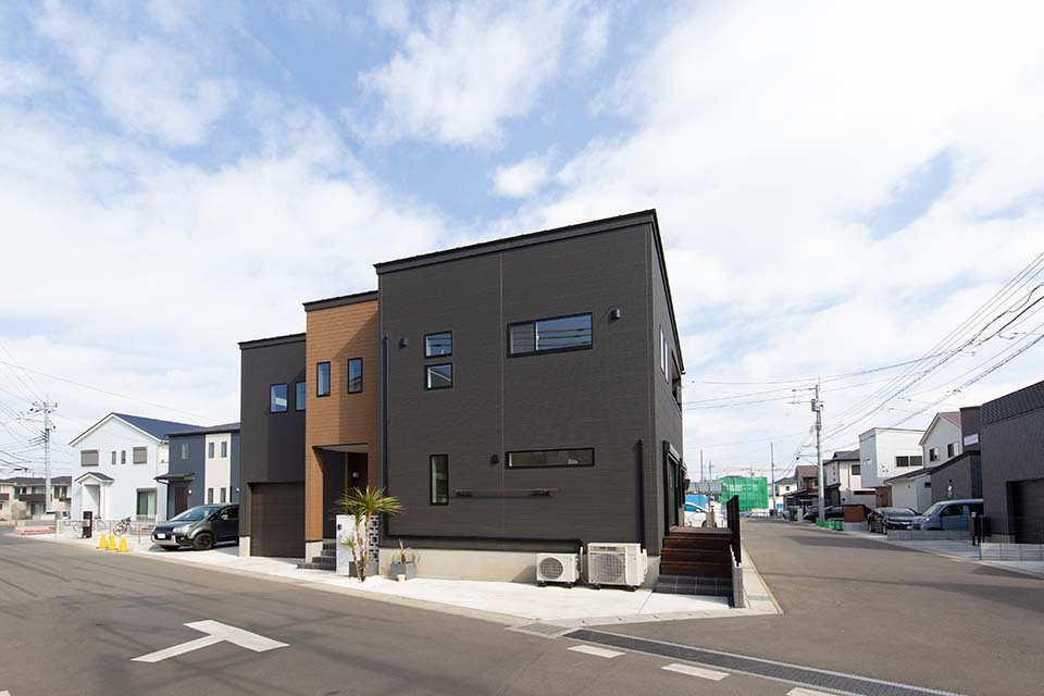 雁行型と配色でメリハリのある外観に