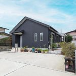 シンプルモダンな寄棟屋根の平屋です。
