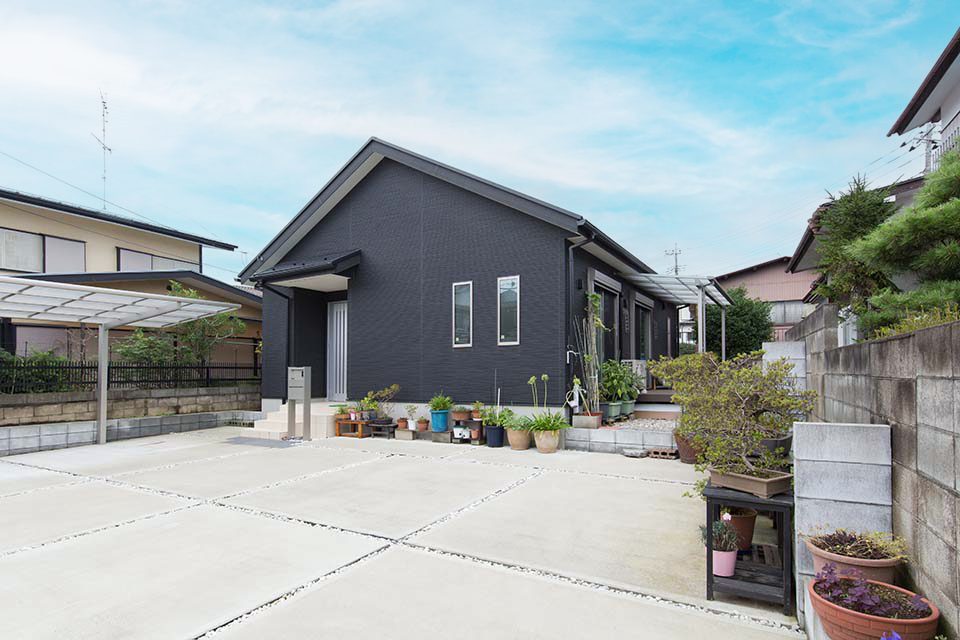シンプルモダンな寄棟屋根の平屋です。