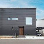 片流れの屋根とガルバリウム鋼板、ブラック一色でエッジの効いた外観デザイン