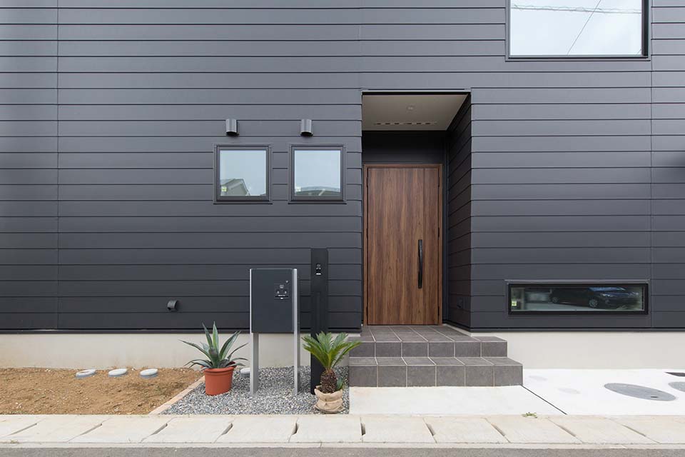 片流れの屋根とガルバリウム鋼板、ブラック一色でエッジの効いた外観デザイン