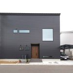 片流れの屋根とガルバリウム鋼板、ブラック一色でエッジの効いた外観デザイン