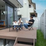 LDK の前は広いウッドデッキで、セカンドリビングとしても大活躍