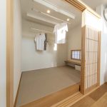 リビングに隣接する和室。干した洗濯物が乾きやすいよう上部はあえて開けている。